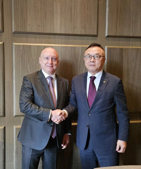 황주호(오른쪽) 한국수력원자력 사장이 지난해 7월24일(현지시간) 체코에서 이 사업 발주사(EDUⅡ)의 모회사인 체코전력공사와 다니엘 베네쉬 사장을 만나 악수하고 있다. (사진=한수원)