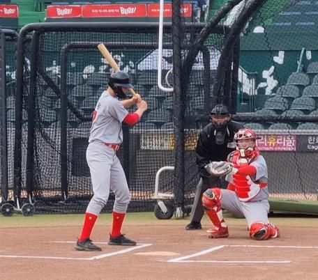 로봇 심판 시연회(대전=연합뉴스) 김경윤 기자 = 대한야구소프트볼협회 심판위원이 28일 대전한화생명이글스파크에서 열린 자동 볼·스트라이크 판정시스템(로봇심판) 시연회에서 이어폰을 통해 들리는 로봇 심판 판정에 따라 볼 판정을 내리고 있다. cycle@yna.co.kr 2023.3.28.