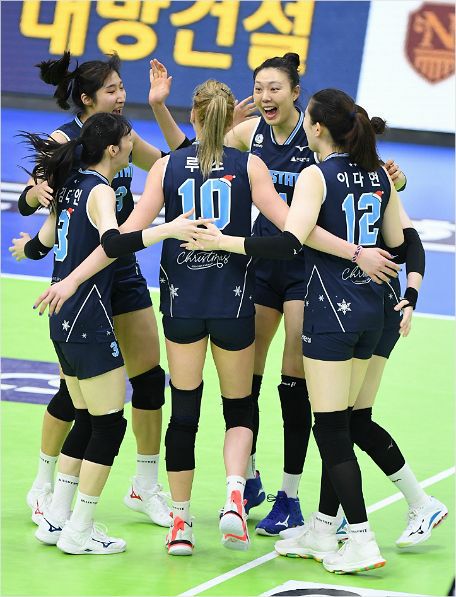 도드람 2020~2021 V-리그 여자부 최하위를 기록 중인 현대건설은 김연경을 앞세운 선두 흥국생명을 안방으로 불러들여 풀 세트 접전 끝에 승리를 따냈다. 사진=한국배구연맹