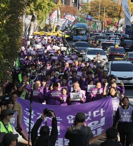 이태원 참사 1주기 추모 행진 - 10·29 이태원 참사 1주기를 맞은 29일 오후 서울 용산구 이태원역 인근에서 10·29 이태원 참사 유가족협의회, 10·29 이태원 참사 시민대책회의 관계자 및 추모객들이 시청역까지 시민추모대회 행진을 하고 있다.  연합뉴스