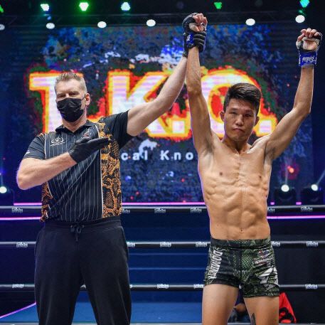 최근 태국 종합격투기 대회에서 화끈한 KO승을 거둔 김규성. 사진=김규성 SNS