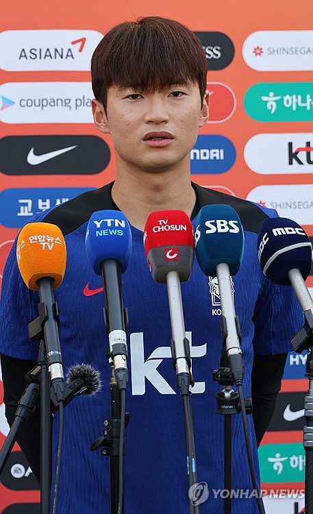 인터뷰 하는 김진수(고양=연합뉴스) 한상균 기자 = 한국 축구 대표팀 김진수가 9일 고양종합운동장에서 훈련 전 인터뷰를하고 있다. 대표팀은 11일 서울월드컵경기장에서 중국과 북중미 월드컵 2차 예선 최종전을 치른다. 2024.6.9 xyz@yna.co.kr