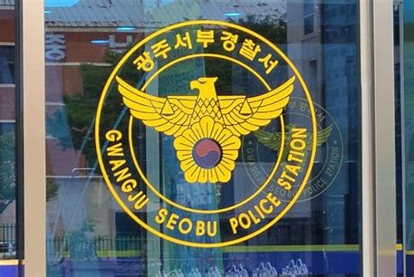 [헤럴드경제(광주)=황성철 기자] 술을 마시고 차를 몰던 현직 경찰관이 음주운전 단속 현장을 피하려다 사고까지 냈다.