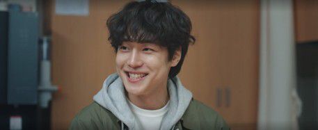 배우 강유석이 '아이유 동생'에서 '1년차 산부인과 의사'로 활약한다. tvN ‘언젠가는 슬기로울 전공의생활’ 방송 화면 캡처