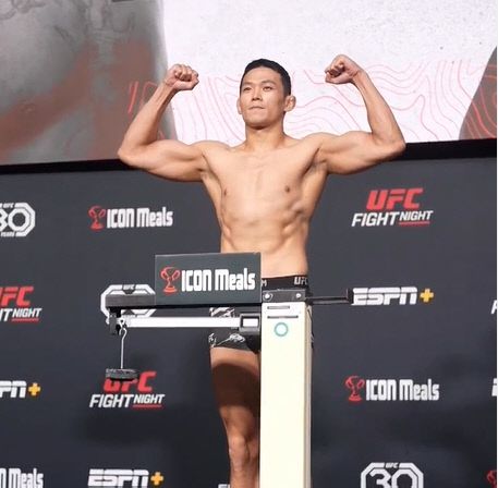 정다운이 4일 열린 계체 이벤트에서 포즈를 취하고 있다. 사진 | UFC