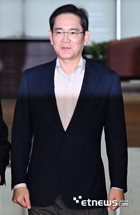 지난달 일본 출장을 다녀온 이재용 삼성전자 회장이 지난 3월 9일 서울 강서구 김포비즈니스항공센터(SGBAC)를 통해 귀국한 모습. 이동근기자 foto@etnews.com