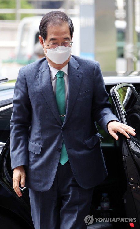 출근하는 한덕수 국무총리 후보자(서울=연합뉴스) 김승두 기자 = 한덕수 국무총리 후보자가 21일 오전 서울 종로구 한국생산성본부 건물에 마련된 국회 인사청문회 준비단 사무실로 출근하고 있다. 2022.4.21 kimsdoo@yna.co.kr