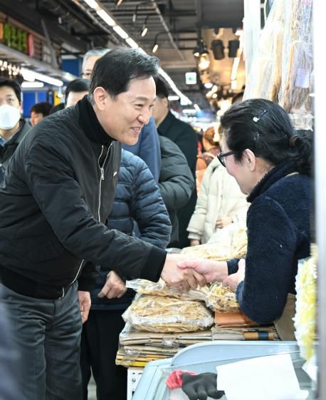 송파구 가락시장 방문한 오세훈 시장(서울=연합뉴스) 6일 서울 송파구 가락시장을 방문한 오세훈 서울시장이 설 명절 민생물가를 점검하고, 상인들을 격려하고 있다. 2024.2.6 [서울시 제공. 재판매 및 DB 금지]