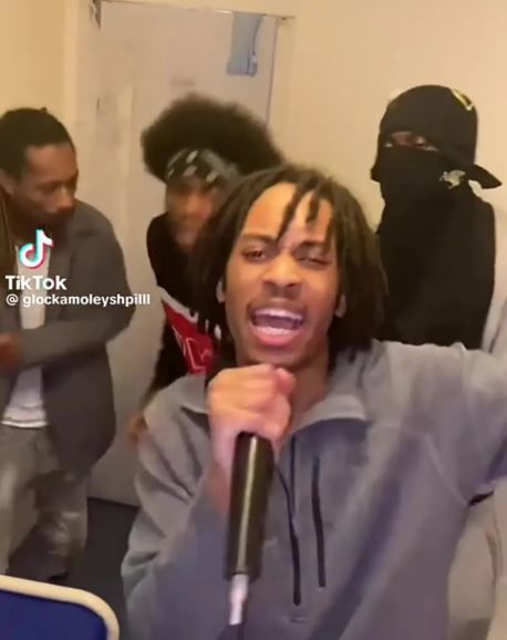 총기 난사 사건으로 징역 24년형을 선고받고 복역 중인 한 갱단원이 교도소 안에서 총격을 암시하는 랩 영상을 촬영해 소셜미디어에 게시한 사실이 드러나 논란이 일고 있다.2025.12.12.(사진=틱톡 캡처) *재판매 및 DB 금지