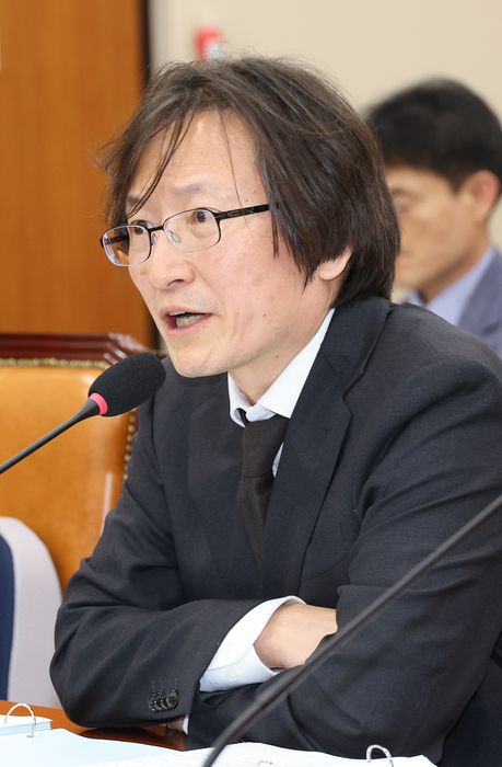 주병기 공정거래위원장 후보자가 5일 서울 여의도 국회 정무위원회에서 열린 인사청문회에서 의원 질의에 답변하고 있다.