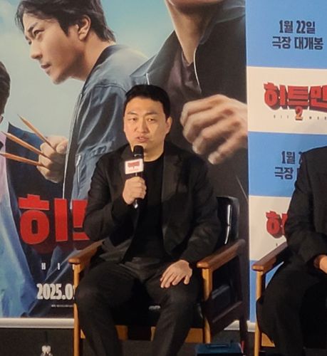 영화 '히트맨 2' 제작보고회(서울=연합뉴스) 박원희 기자 = 27일 서울 CGV용산아이파크몰에서 열린 영화 '히트맨 2' 제작보고회에서 최원섭 감독이 질문에 답하고 있다. 2024.12.27 encounter24@yna.co.kr