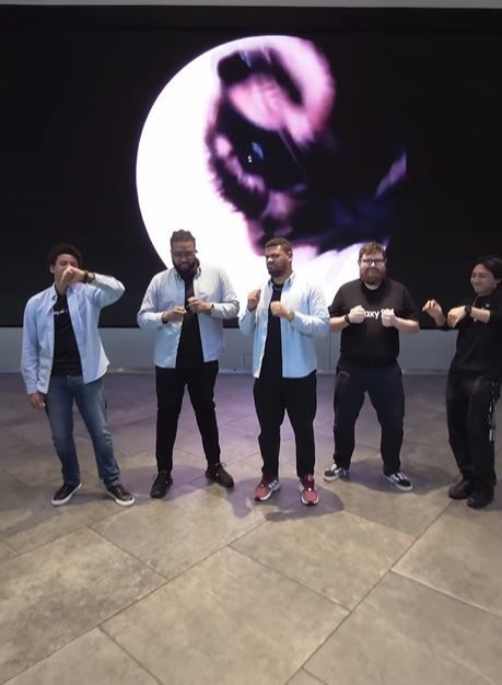 [서울=뉴시스] 페드로 라쿤 밈을 활용한 챌린지를 찍은 삼성전자 영국지사 직원들 (사진=삼성전자 영국(Samsung UK) 인스타그램) 2024.06.10. photo@newsis.com *재판매 및 DB 금지 *재판매 및 DB 금지