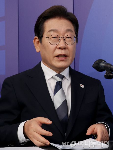 [서울=뉴시스] 국회사진기자단 = 이재명 제21대 대통령 선거 더불어민주당 경선 후보가 23일 서울 여의도 오마이TV 스튜디오에서 열린 오마이TV 초청 토론회에서 발언을 하고 있다. 2025.04.23. photo@newsis.com /사진=