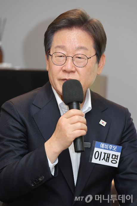 (광주=뉴스1) 김태성 기자 = 이재명 더불어민주당 대선 경선 후보가 24일 광주 전일빌딩245에서 열린 민주주의 간담회에서 인사말을 하고 있다.  2025.4.24/뉴스1  Copyright (C) 뉴스1. All rights reserved. 무단 전재 및 재배포,  AI학습 이용 금지. /사진=(광주=뉴스1) 김태성 기자
