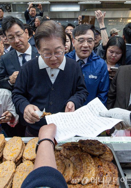 (단양=뉴스1) 이재명 기자 = '골목골목 경청투어 : 단양팔경편'에 나선 이재명 더불어민주당 대통령 후보가 4일 오전 충북 단양군 단양구경시장에서 상인이 건네는 편지를 받고 있다. 2025.5.4/뉴스1  Copyright (C) 뉴스1. All rights reserved. 무단 전재 및 재배포,  AI학습 이용 금지. /사진=(단양=뉴스1) 이재명 기자