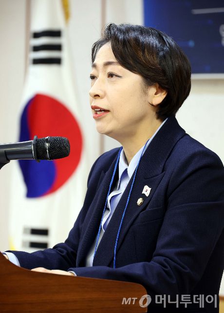 [서울=뉴시스] 조성봉 기자= 황정아 더불어민주당 과학기술혁신특위 위원장이 31일 오후 서울 여의도 국회 의원회관 세미나실에서 열린 더불어민주당 과학기술혁신특위 비전 선포 및 발대식에서 인사말을 하고 있다. 2025.01.31.