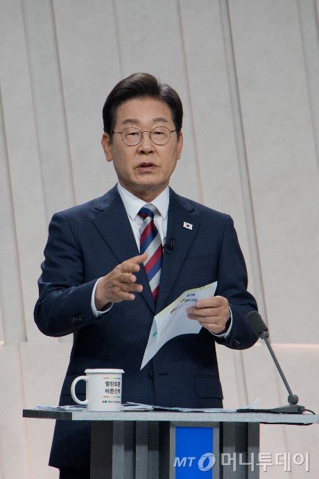 [서울=뉴시스] 국회사진기자단 = 이재명 더불어민주당 대선후보가 27일 오후 서울 마포구 상암동 MBC 스튜디오에서 열린 중앙선거방송토론위원회 주관 제21대 대통령선거 3차 후보자토론회 준비를 하고 있다. 2025.05.27. photo@newsis.com /사진=