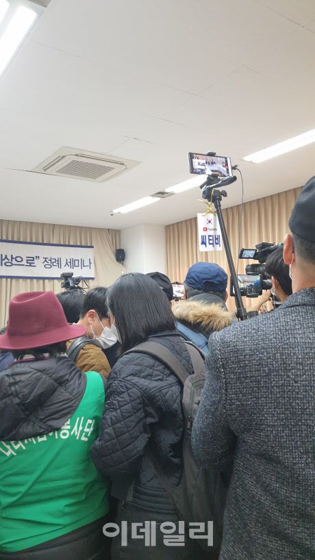 12일 오후 서울 마포구 마포현대빌딩에서 열린 국민의힘 외곽모임 ‘더 좋은 세상으로(마포 포럼)’에서 보수 세력 유튜버들과 포럼 참여자들끼리 언쟁을 벌이고 있다. (사진=권오석 기자)