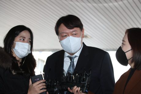 윤석열 검찰총장이 3일 오후 직원과의 간담회를 위해 대구고검과 지검을 방문한 자리에서 취재진의 질문에 답하고 있다.(사진=연합뉴스)