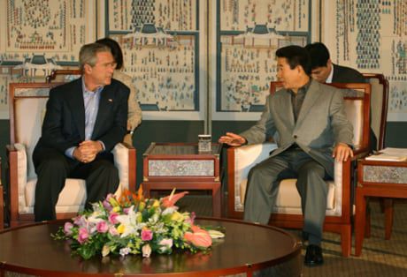 2005년 11월 17일  경주에서 열린 한미 정상회담에서 노무현 대통령이 조지 W 부시 미 대통령과 대화하고 있다./청와대