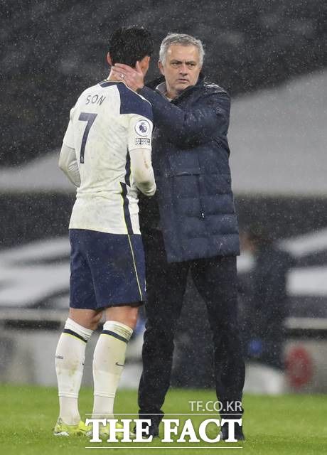 토트넘 손흥민(왼쪽)이 29일 풀타임 출장한 리버풀과 홈경기에서 1-3으로 패하며 침울해하자 조세 무리뉴 감독이 위로하고 있다./런던=AP.뉴시스