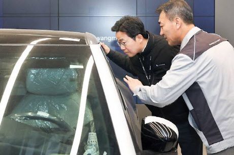 박성택 산업통상자원부 1차관이 미국이 자동차 관세 부과 계획을 발표한 이후인 지난달 28일 경기도 광명시 기아 광명공장을 찾아 생산 현장을 살펴보고 있다. (사진=산업부)