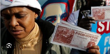 한 흑인 미국 시민이 푸드 스탬프의 일종인 푸드 쿠폰을 들어 보이고 있다. 푸드스탬프(Food Stamp)는 미국의 저소득층 등 취약계층에 대해 식료품 구입비를 지원하는 사회보장 프로그램의 하나다./sns