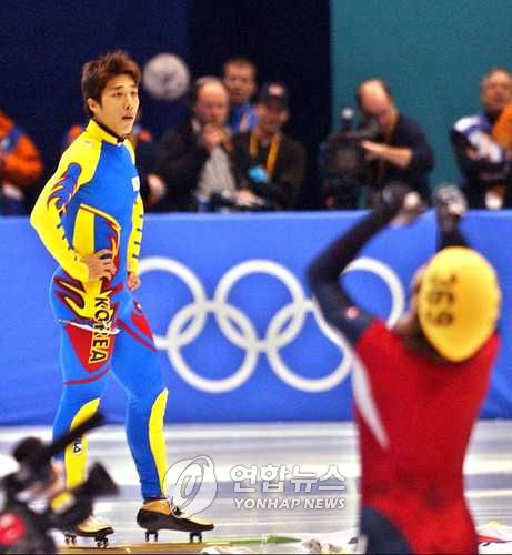 <2002동계올림픽> 10대 스포츠뉴스-6지난 2월 21일  동계올림픽 쇼트트랙 스피드스케이팅 남자 1500ｍ 결승에서 진로 방해로 실격된 김동성이 안토 오노(오른쪽)의 기뻐하는 모습을 허탈한 표정으로 지켜보고 있다.//체육/    2002.12.9  (서울=연합뉴스)          <저작권자 ⓒ 2002 연 합 뉴 스. 무단전재-재배포 금지.>