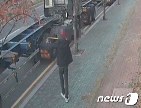 쇠구슬 발사 연습하는 A씨 모습.(부산지검 서부지청 제공)