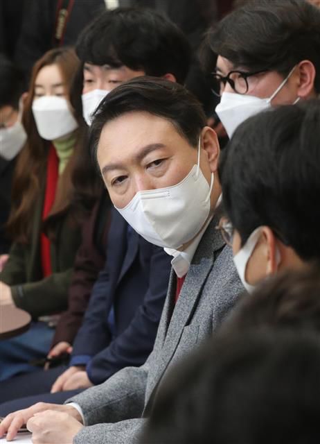 윤석열 국민의힘 대선 후보가 30일 오후 충북 청주시 첨단문화산업단지에서 청년문화예술인과 간담회를 하고 있다. 2021.11.30  뉴스1