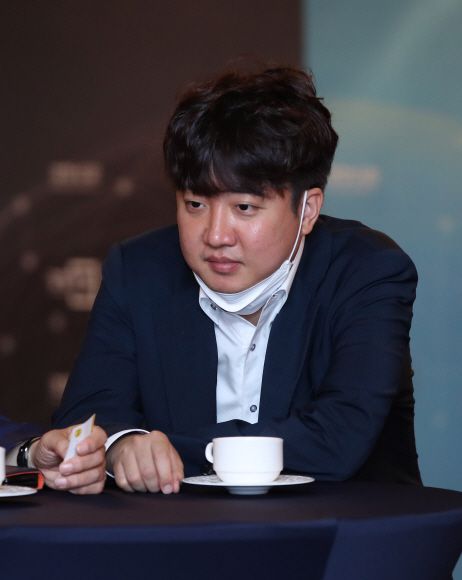이준석 국민의힘 당대표가 22일 서울 중구 롯데호텔에서 열린 ‘2022 경향포럼’에 참석해 생각에 잠겨있다. 2022. 6. 22 국회사진기자단