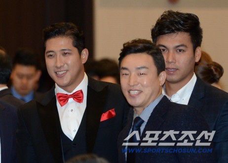 2016 KBO 리그 골든글러브 시상식이 13일 서울 양재동 더케이호텔에서 열렸다. 황재균 손아섭 김문호가 시상식장으로 들어서고 있다.   양재동=허상욱 기자 wook@sportschosun.com/2016.12.13/