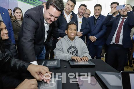 해외에서 시각장애인이 닷패드를 사용하는 모습 (사진=닷)