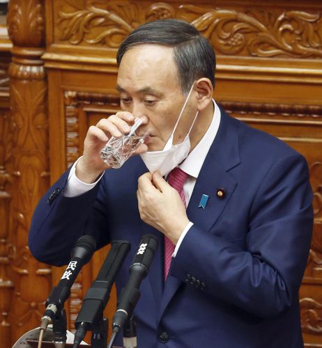 (도쿄 교도=연합뉴스) 스가 요시히데(菅義偉) 일본 총리가 22일 오후 일본 참의원 본회의에서 물을 마시고 있다.