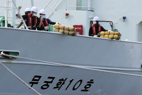 어업지도선 무궁화 10호가 27일 전남 목포시 죽교동 해양수산부 서해어업관리단 국가어업지도선전용부두에 접안하고 있다. 무궁화 10호는 북한군 총격을 받고 숨진 공무원(항해사)이 실종 직전까지 탄 어업지도선이다. [사진=연합뉴스 제공]
