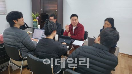이승환 위원장이 캠프 실무진들과 중랑구 사무실에서 회의를 하고 있다. 맨 왼쪽부터 반시계 방향으로 권혁재 전 국민의힘 서울시당 청년위원회 부위원장, 대학생 천나경씨, 최환희 전 국민의힘 서울시당 청년위원회 위원장, 이은경 중랑구의원, 이승환 위원장, 김민철 전 국민의힘 중앙당 사무처 당직자. (사진=권오석 기자)