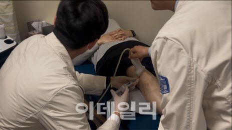 유도만능줄기세포(iPSC) 기반 골관절염 치료제 ‘뮤콘’(MIUChon) 투여 모습 (사진=입셀)