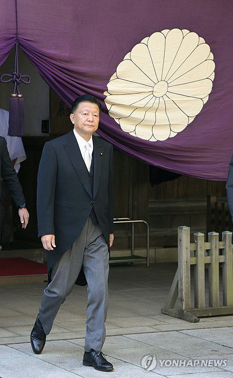 야스쿠니신사 참배한 신도 요시타카 일본 경제재생담당상(도쿄 교도=연합뉴스) 신도 요시타카 일본 경제재생담당상이 17일 추계 예대제(例大祭·제사)를 맞아 도쿄에 있는 야스쿠니 신사를 참배하고 있다. 2023.10.17 sungjinpark@yna.co.kr