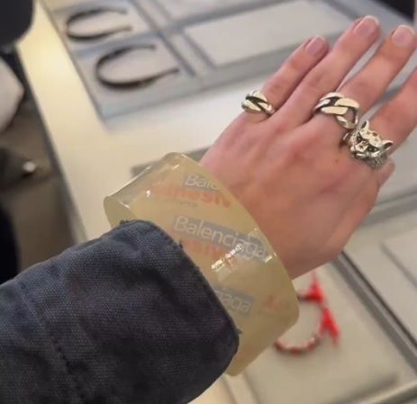 투명 테이프 모양의 프랑스 명품 발렌시아가 팔찌. 틱톡 캡처