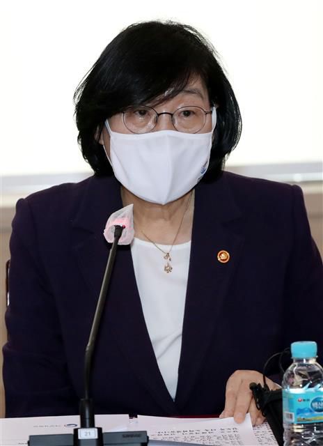 이정옥 장관, 성인지 학습기회 발언 관련 사과 - 이정옥 여성가족부장관이 6일 오후 서울 세종로 정부서울청사에서 열린 제3차 여성폭력방지위원회에서  전날 ‘보궐선거, 성인지 학습기회’ 발언과 관련해 사과하고 있다.2020.11.6/뉴스1