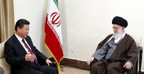 2016년 1월 시진핑(왼쪽) 국가주석이 이란 테헤란에서 아야톨라 세예드 알리 하메네이 이란 최고지도자와 면담하는 모습. 테헤란 신화 연합뉴스
