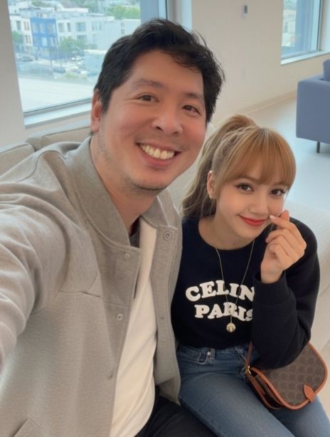 미국 트레이딩 앱 ‘애프터아워’의 창업자 케빈 쉬우(왼쪽)가 블랭핑크 멤버 리사와 함께 찍었다며 SNS에 올린 사진. 이 사진은 AI로 생성한 합성 이미지다. /사진=SNS 캡처