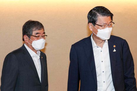 윤석헌(왼쪽) 금융감독원장과 은성수 금융위원회 위원장. (사진=뉴시스)