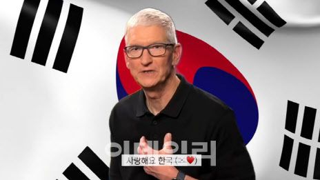 팀 쿡 애플 최고경영자(CEO)가 지난 9일(현지 시간) 미국 캘리포니아주 쿠퍼티노 애플 본사에서 한국 테크 유튜버 ‘잇섭’과 인터뷰를 하고 있다.(사진=잇섭 유튜브 캡처)