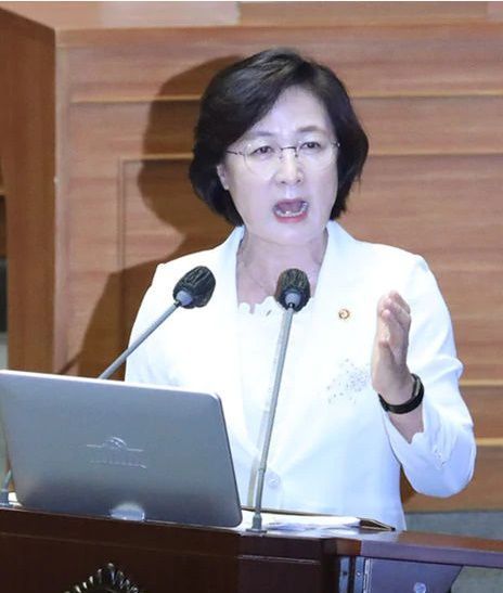 추미애(왼쪽) 법무부 장관이 지난 7월 22일 국회에서 열린 정치·외교·통일·안보 분야 대정부 질문에서 답변하고 있다. 이날 추 장관은 법무부 입장문 유출 논란을 제기한 김태흠(오른쪽) 미래통합당 의원에게 "그래서 어쨌다는 겁니까?" "망신 주기 위한 질문은 삼가달라"고 목소리를 높였다. 이에 야당 의원들이 항의했고, 회의가 잠시 중단되기도 했다. 박병석 국회의장은 추 장관에게 "정중하게 답변하라"며 공개적으로 주의를 줬다.