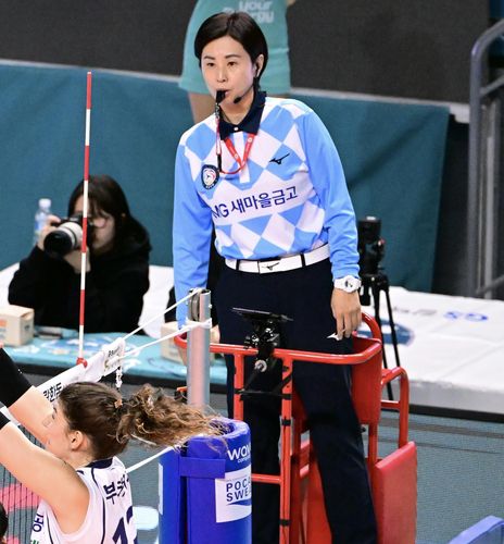 주심으로 활약하던 시절의 전영아 심판위원장[한국배구연맹 제공. 재판매 및 DB 금지]