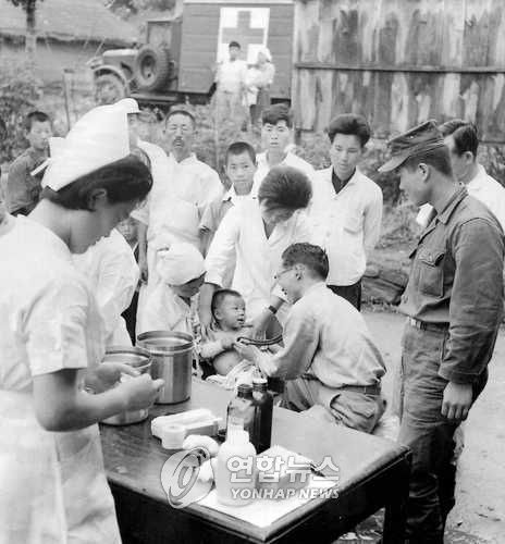 수해지구 주민에게 무료진료활동을 벌이고 있는 군의관1963년 수해지구 주민에게 무료진료활동을 벌이고 있는 군의관. 1963.7.10[연합뉴스 자료사진]