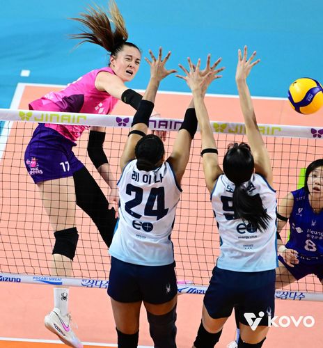 공격하는 흥국생명의 레베카(왼쪽)[한국배구연맹 제공. 재판매 및 DB 금지]