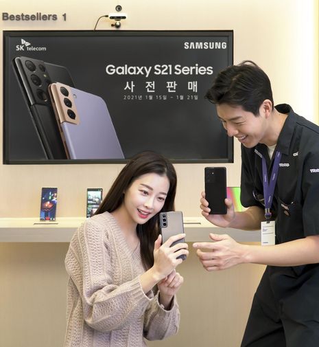 SK텔레콤 홍보모델들이 ICT멀티플랙스 T팩토리에서 갤럭시S21 플러스/울트라 모델을 소개하고 있다.