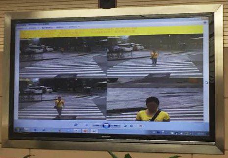 중국 상하이에 안면인식 기술을 이용한 무단횡단 적발 시스템이 도입됐다. 무단횡단 행인을 폐쇄회로(CC)TV로 촬영한 뒤 얼굴인식 소프트웨어를 통해 신원을 특정하는 시스템이다. 이어 주변 정류장의 전광판에 위반 사범 사진을 띄워 위반사실과 함께 조사에 임하도록 통지한다. [중국 인터넷매체 펑파이망 캡처=연합뉴스］